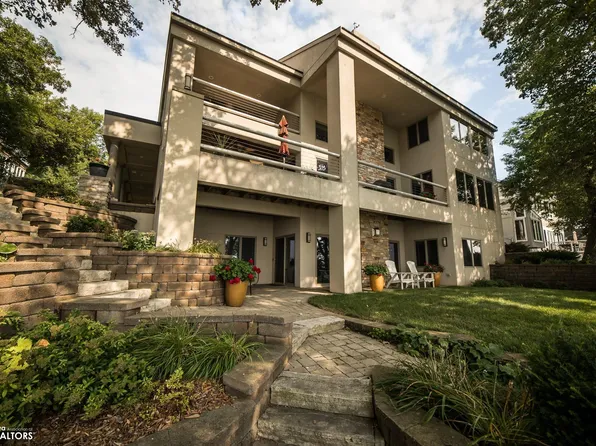 1401 N Shore Dr, Clear Lake, IA 50428