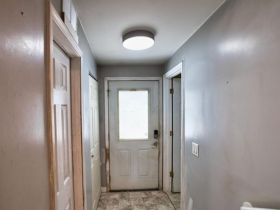 3rd image of 2331 Riverbank St NE