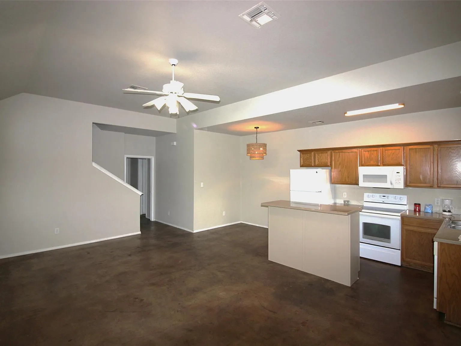 4 bed, 2.0 bath, 1400 sqft, $1,850 — Photo 4