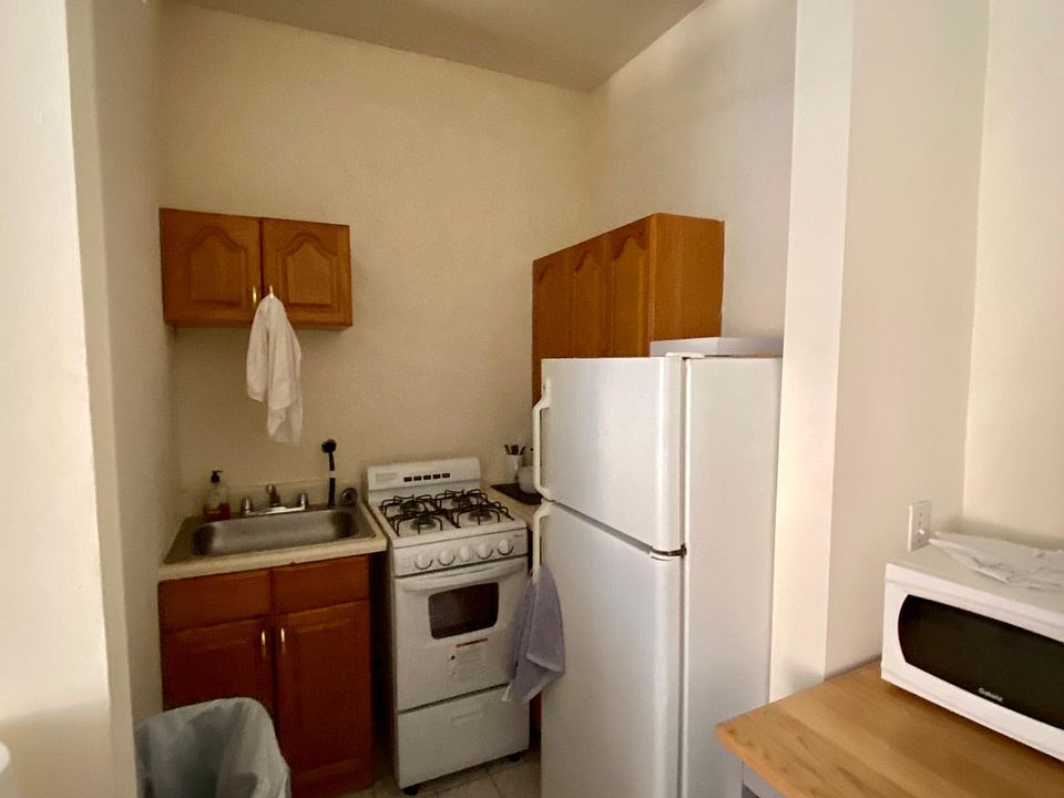 2nd image of 20 Hemenway St #Ua5
