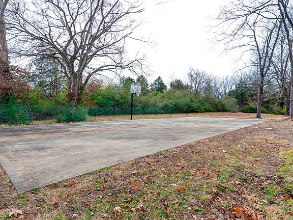 Tennis/Basketball court