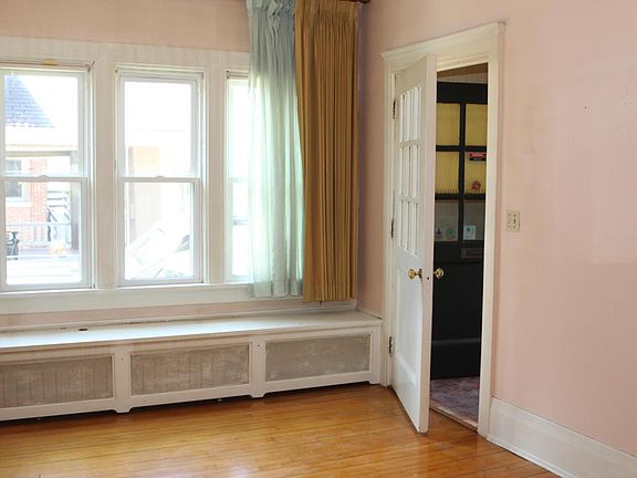 3rd image of 4803 W Woodlawn Ct