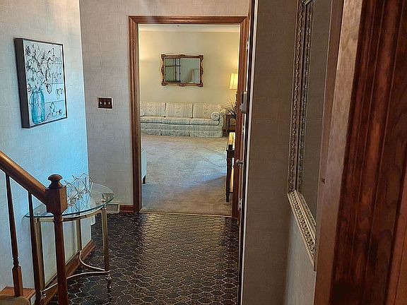 4th image of 647 Fenster Ct