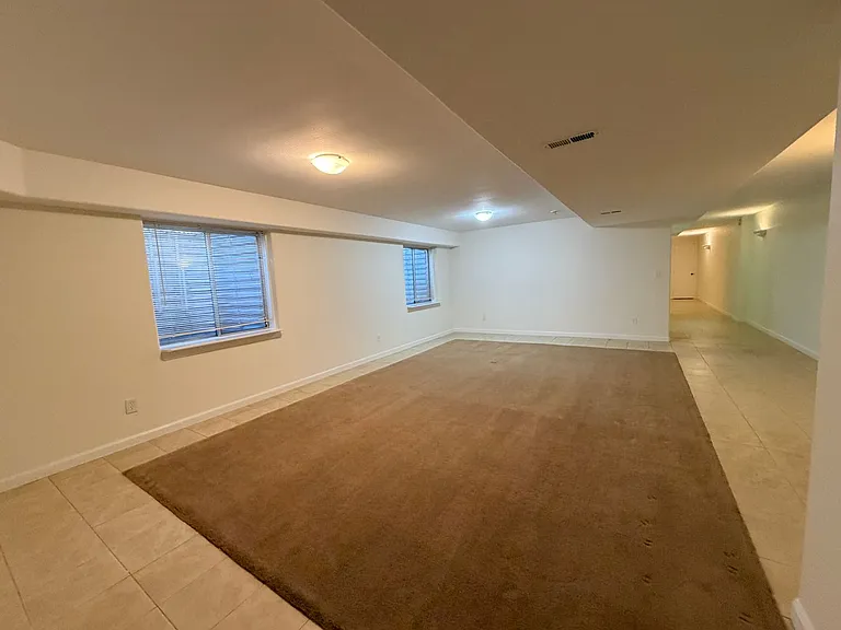 225 S Monroe St — Photo 30