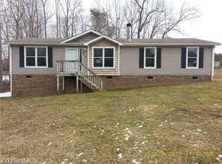 1042 Charlotte Ln, Walnut Cove, NC 27052