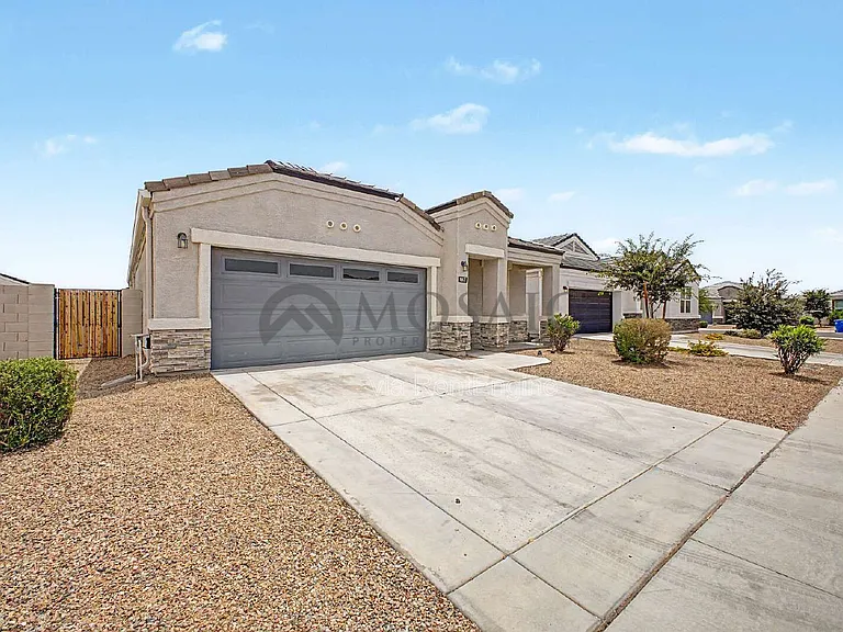 10617 S 54th Ln — Photo 4