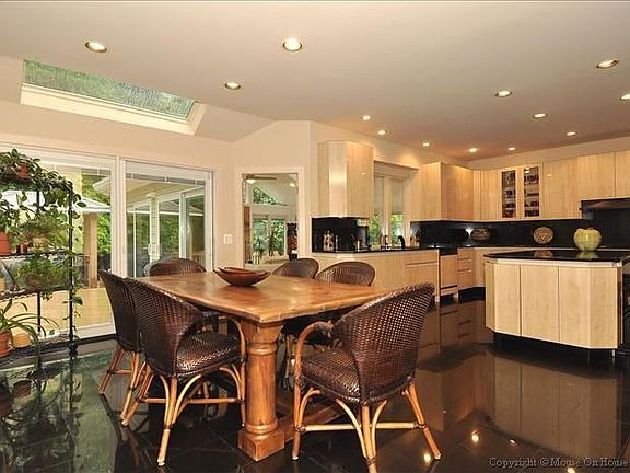 Kitchen Eating Area