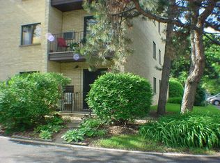 7231 Wolf Rd #101, Indian Head Park, IL 60525