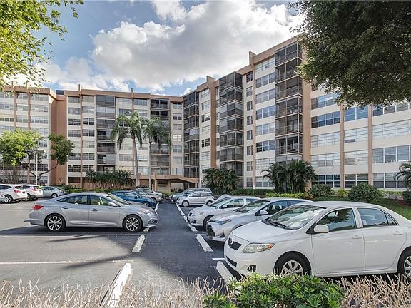 4th image of 1200 Saint Charles Place #PH1
