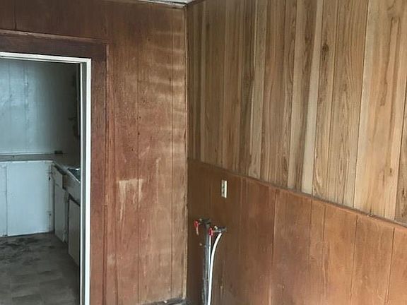 5th image of 2315 Langford St