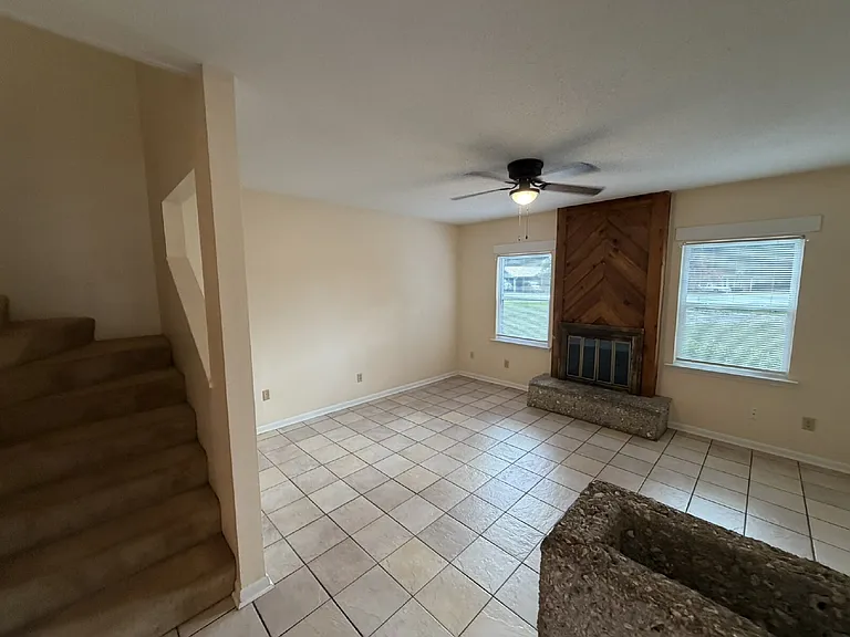 801 Kelly Dr — Photo 2