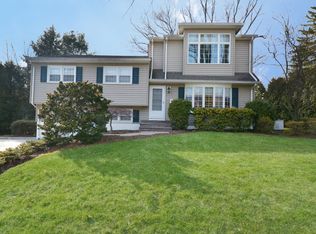 4 Pine Dr, Park Ridge, NJ 07656