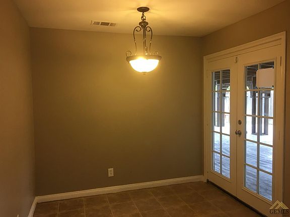 4th image of 895 Oakmont St