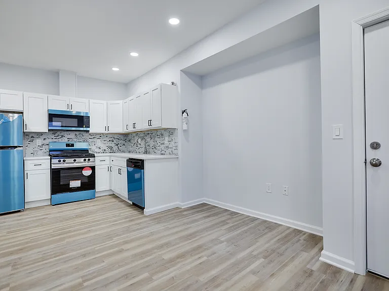 523 Sarah St #B — Photo 3