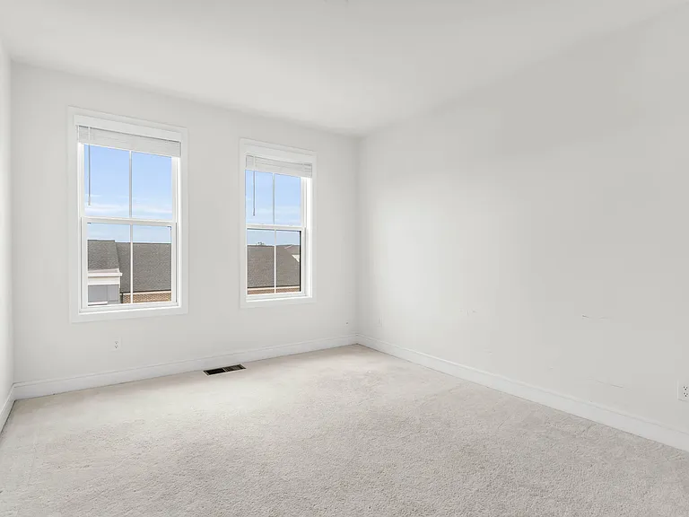 21807 Croxley Ter — Photo 27