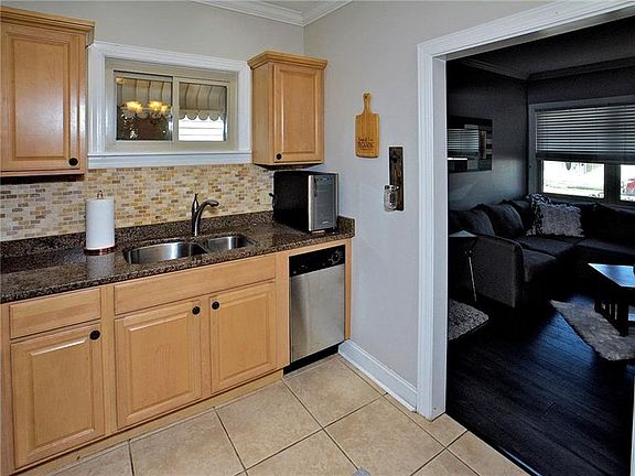 4th image of 315 College St