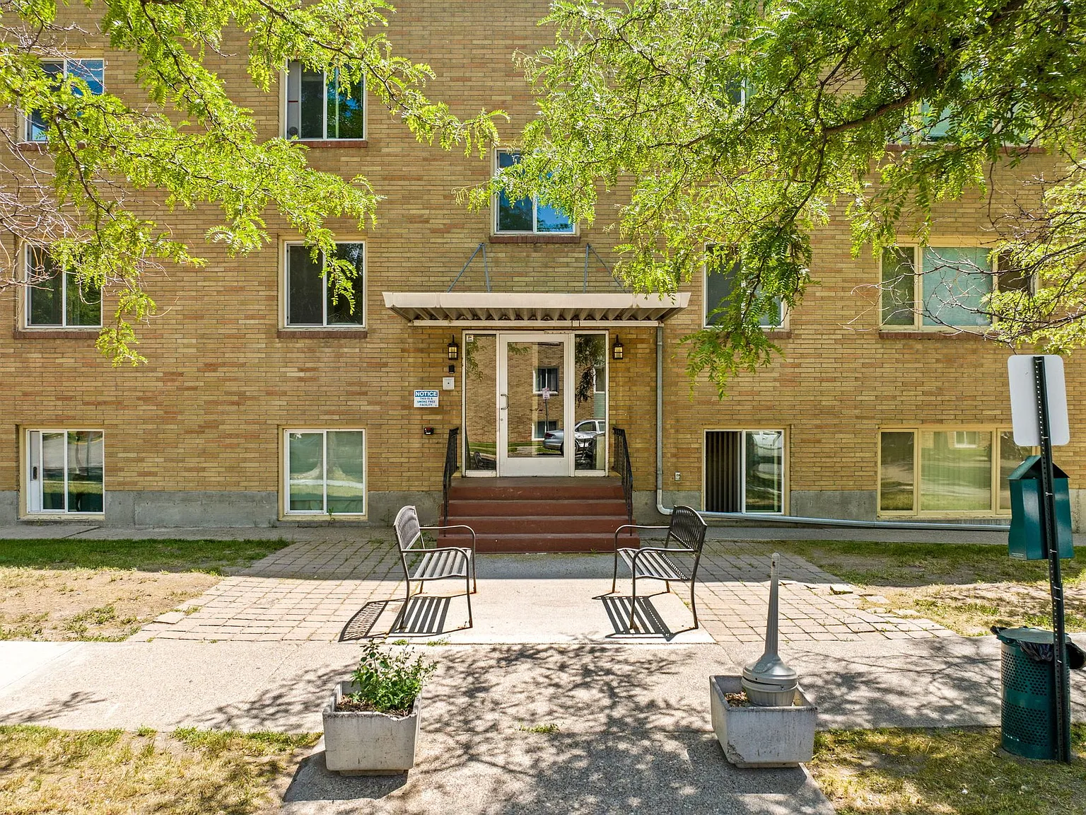 Yellowstone Apartments — Photo 1