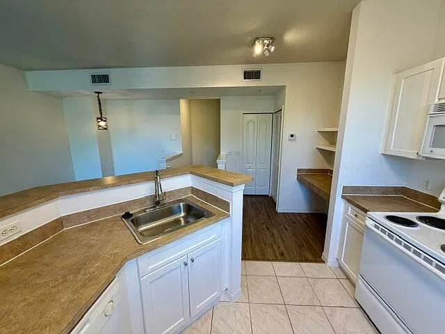 11011 Legacy Ln — Photo 3