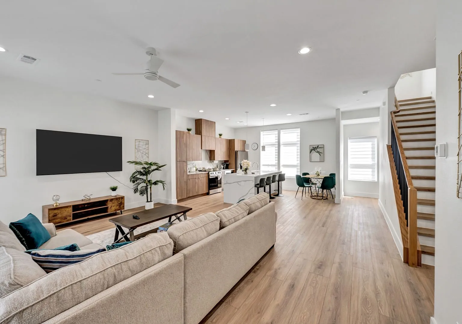 2206 Arroyo Ave Townhomes — Photo 4