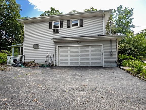 3rd image of 19 Cherry Blossom Ln