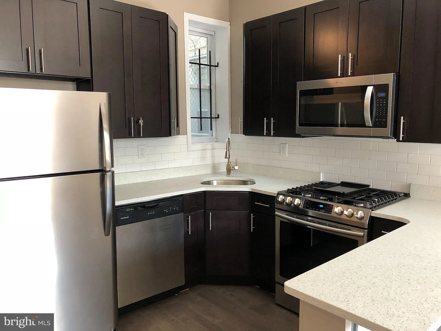 4 bed, 2.0 bath, 2283 sqft, $2,200 — Photo 3