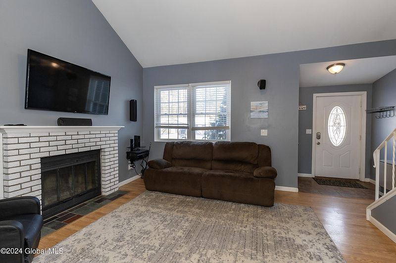 5th image of 22 Pepperbush Place