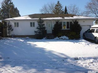 46 Bluebell Ln, North Babylon, NY 11703