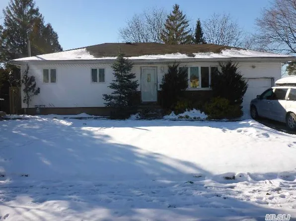 46 Bluebell Ln, North Babylon, NY 11703