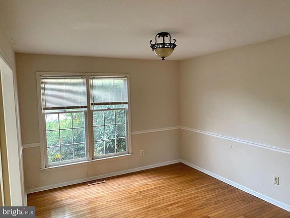 4th image of 410 N Saddlebrook Cir