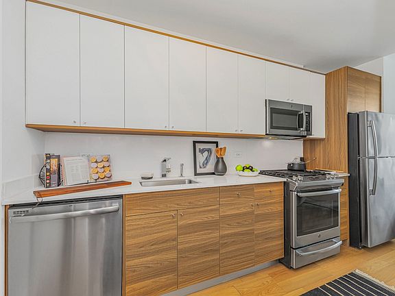 4th image of 4322 Queens St APT 1207