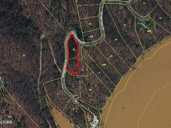 4th image of 828 Wilderness Dr