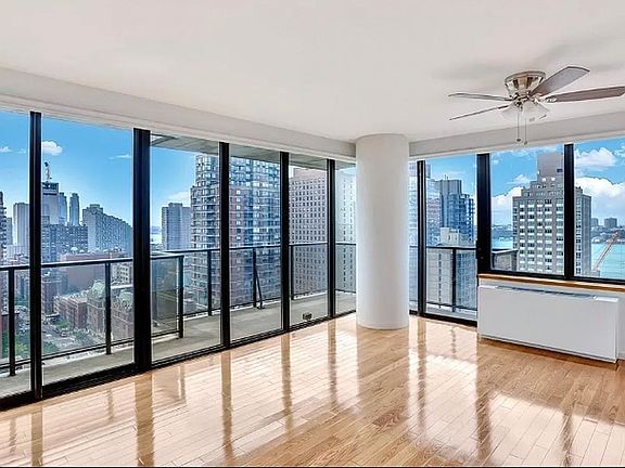 3rd image of 161 W 61st St APT 22B