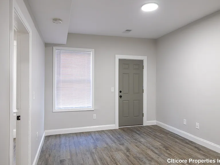 626 E 6th St #3 — Photo 2