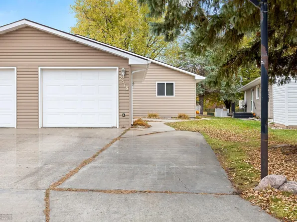 2518 Country Club Pkwy, Moorhead, MN 56560