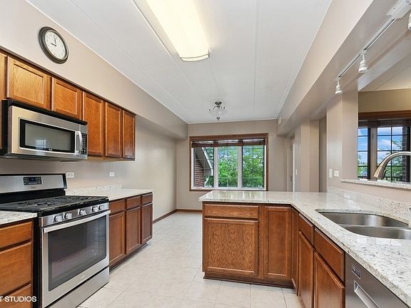 3rd image of 17935 Oak Park Ave Unit 2C