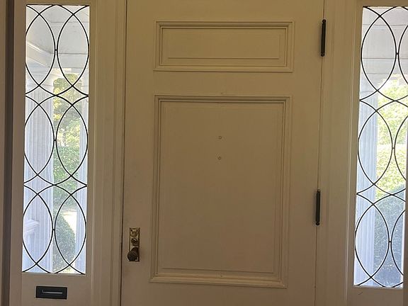 4th image of 305 W Main St