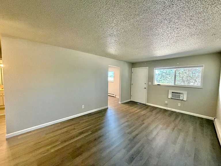 Landmark Apartments — Photo 11