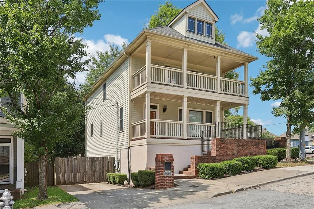 3 bed, 2.5 bath, 1607 sqft, $3,200 — Photo 2
