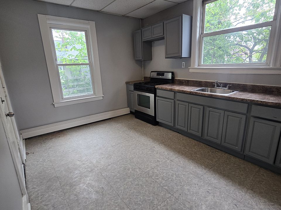 1st image of 70 Eaton Pl #G4