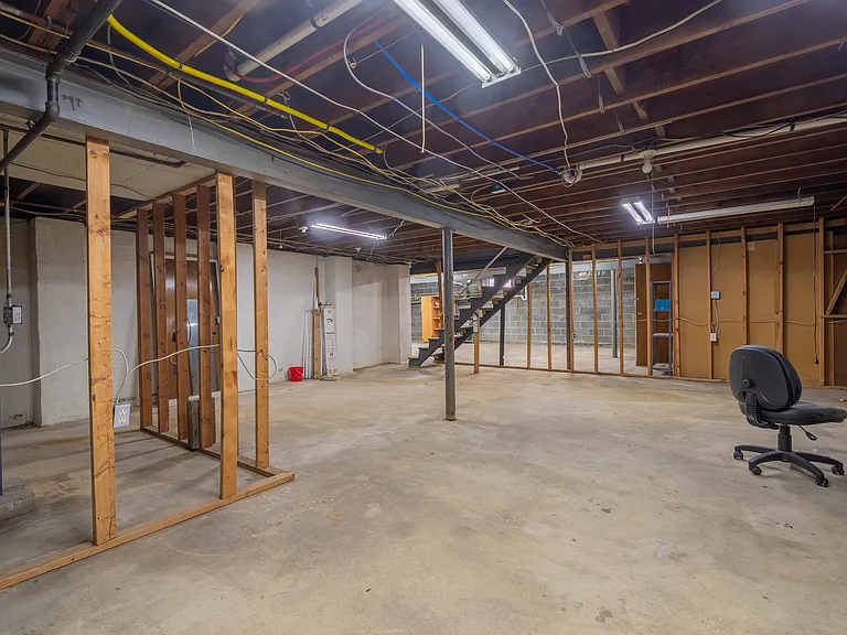 351 Hollywood Ave — Photo 15