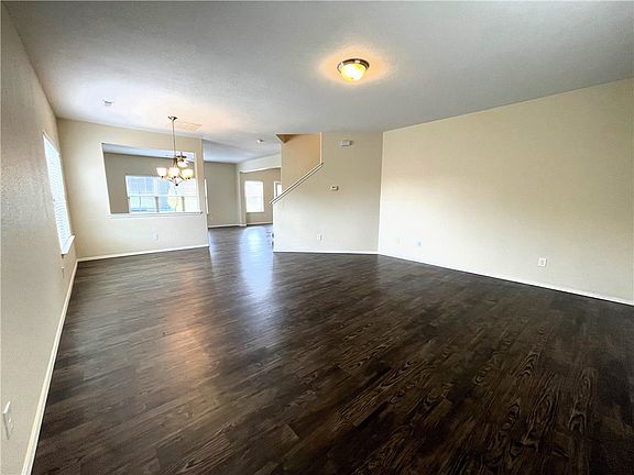 5th image of 402 Driftwood St