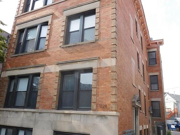 3rd image of 1228 W Diversey Pkwy APT 2R