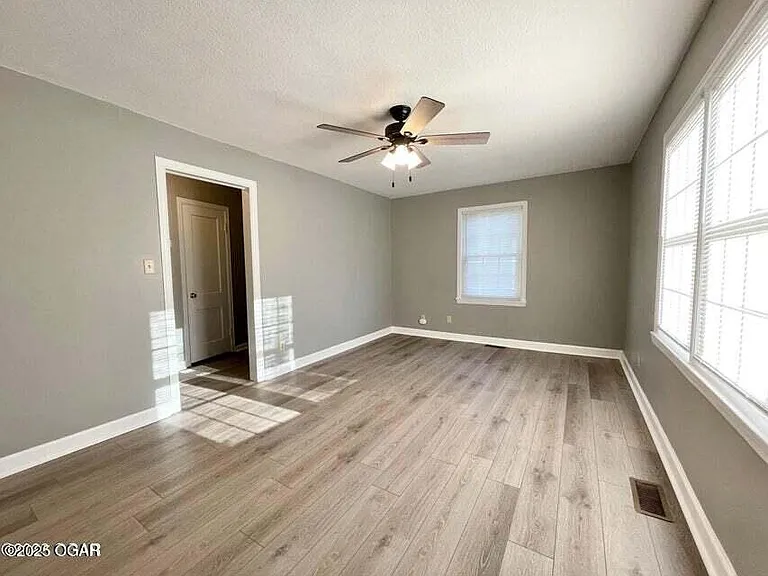 3301 S Pearl Ave — Photo 2