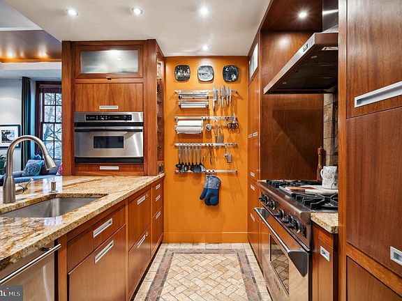 3rd image of 314 Catharine St #320-303B