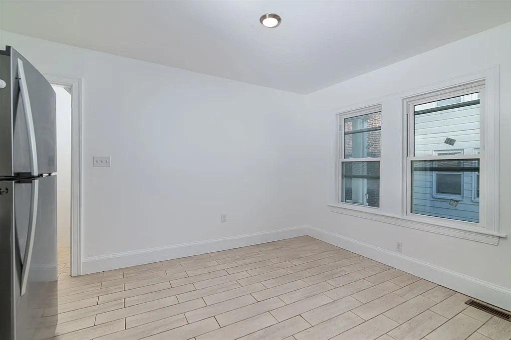 3 bed, 2.0 bath, 1200 sqft, $3,100 — Photo 3
