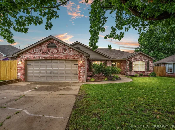 5202 S Greenan Dr W, Sand Springs, OK 74063