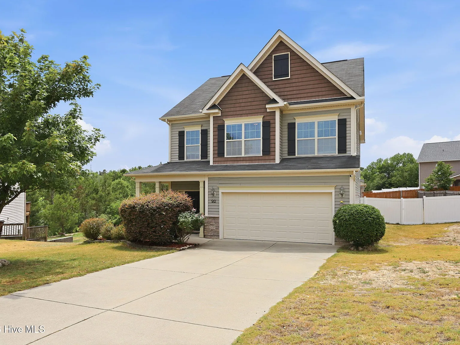 4 bed, 3.5 bath, 2587 sqft, $2,200 — Photo 2