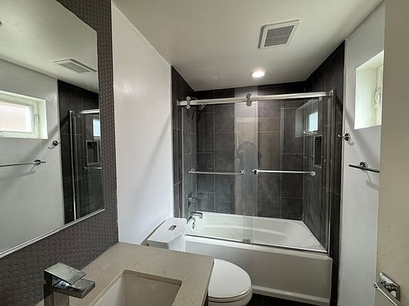 3rd image of 961 1/2 N Saint Andrews Pl #1