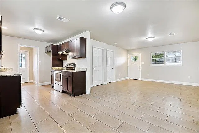 3 bed, 2.0 bath, 1100 sqft, $1,800 — Photo 3