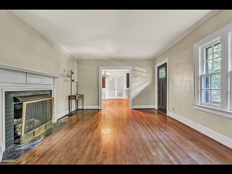 2410 Cornwallis Ave SE — Photo 2